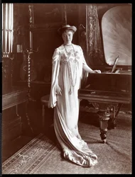 Retrato da Sra. IM Clark em pé junto a um piano, 1904 (impressão em gelatina de prata)